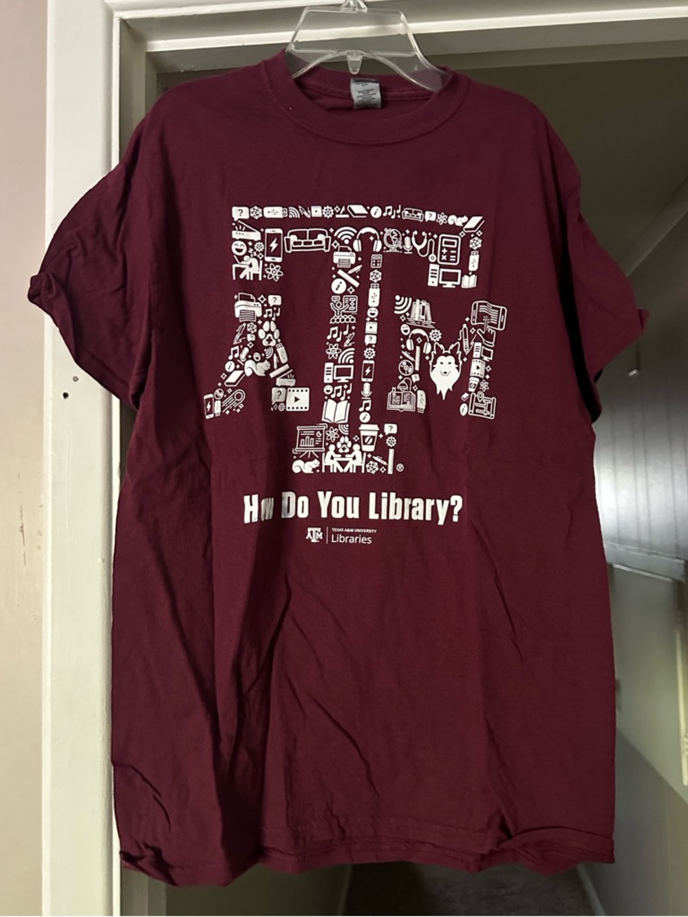 Gildan Maroon Graphic 'How Do You Library?' Short Sleeve Tee